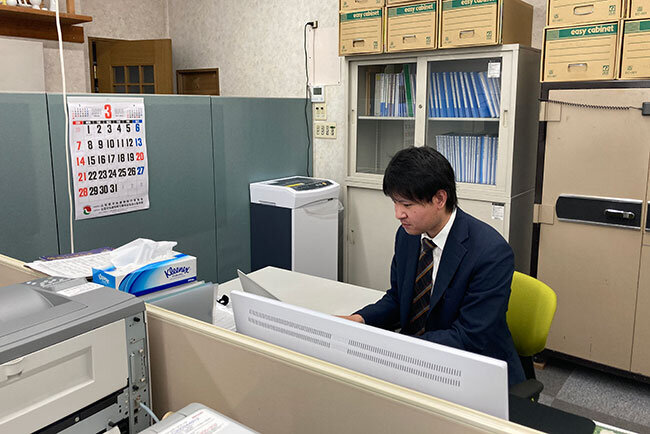 ノートパソコンをみながら作業する社員。新型コロナウィルスの感染防止のため、ノートパソコンを自宅に持ち込んでの業務も可能になった