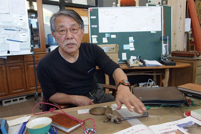 「戦前は足尾銅山への火薬類と生活雑器の販売で財を成した」と話す新井社長