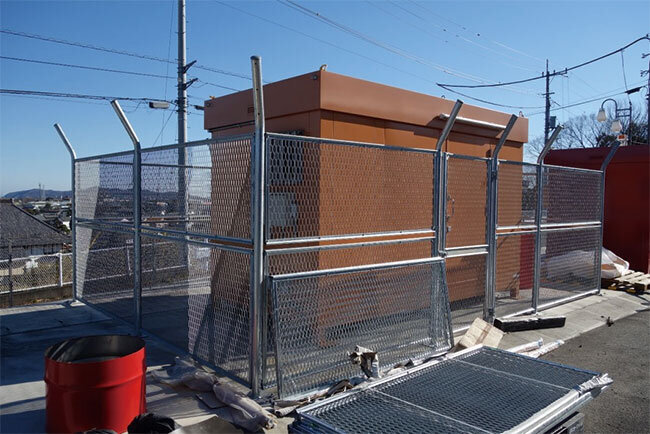 火工所、火工所を囲っているのが鋼製パネル式外柵