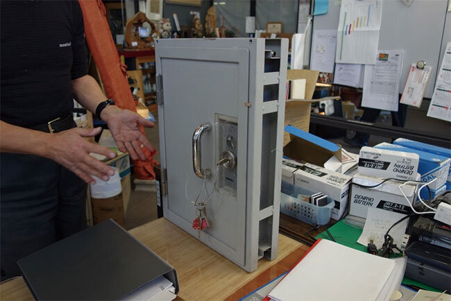 経産省でのデモに用いたシリンダー錠を使う扉の模型