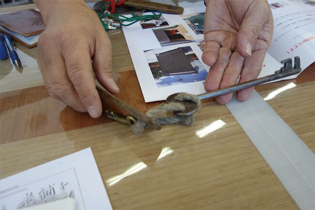 かつては使用を義務づけられていた佐賀錠。今は生産されていない