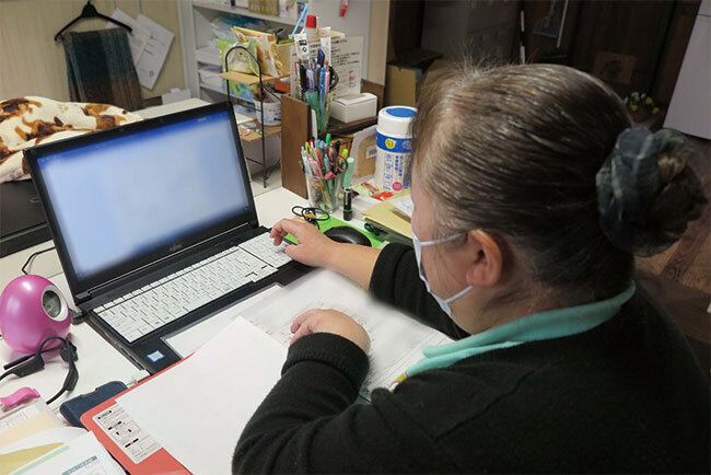 介護請求ソフトで入力中の職員