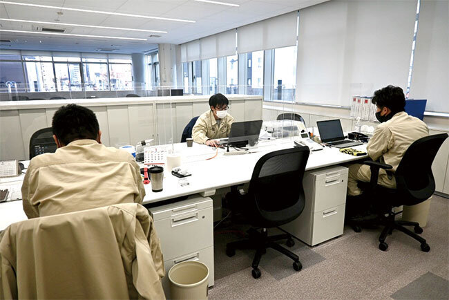 オフィスは静かで紙書類もほとんどない