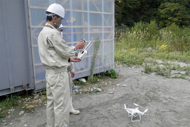 若手社員へのドローン測量の講習