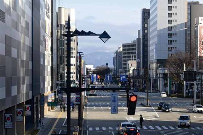 社屋から臨む立山連峰