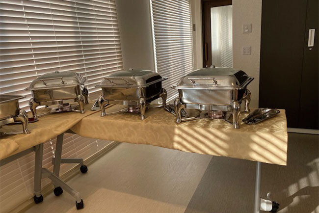 それぞれの料理が保温され、自分に合った料理を選べるようになっている