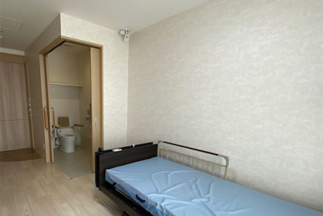 部屋の上には、見守りカメラが設置されている