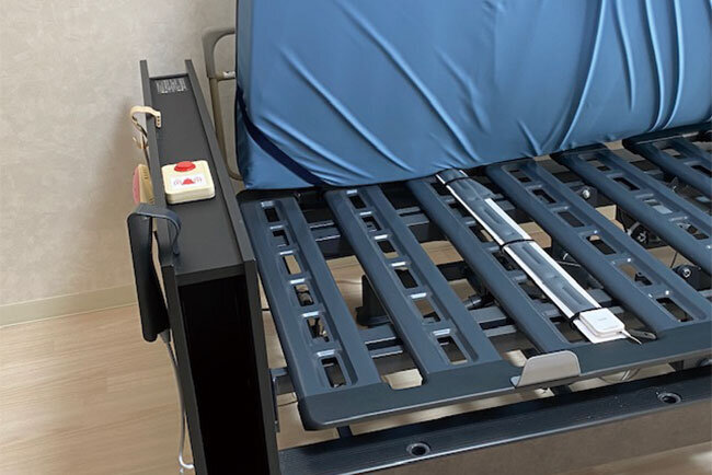 エアバッグセンサーが全室に設置され異常を感知したら、見守りカメラで状況を把握できる