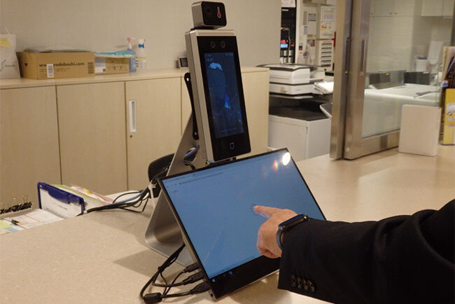 受付に設置された来訪者受付システムは面会に来る家族などに好評だ