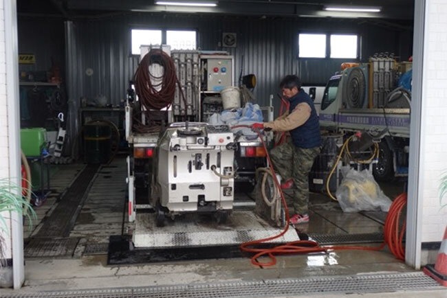  「ウォーター・リサイクル工法」で使う機械を搭載したトラック。業界では稀なAT搭載車だ