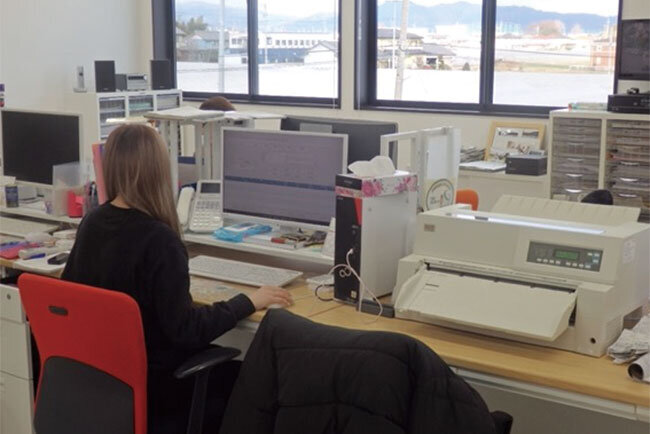 産廃マニフェスト専用のドットプリンターを備えた新社屋2階の事務所スペース