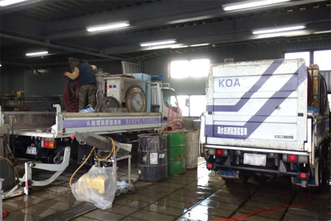 新社屋1階のスペースは2台のトラックが収まるスペースを確保し、洗った水をため込む施設も備えた