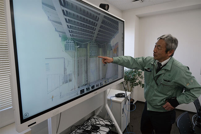 電子黒板で工事現場を示す鬼頭社長