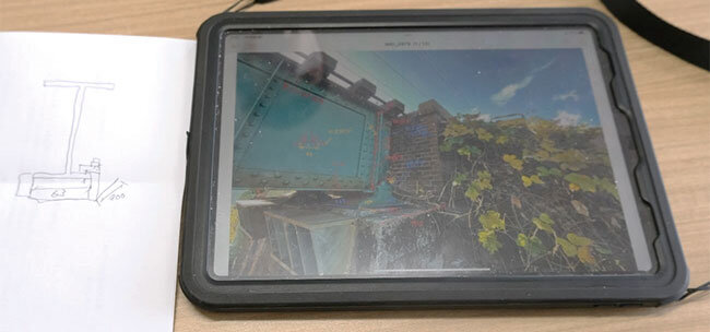  iPad導入前は、左の紙のような手書きスケッチに測量数字を書き入れていたが、今はiPadで撮影した現場写真に数字を書き込み、正確さが増した