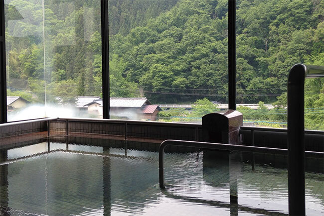 最上階の4階には天然温泉の展望風呂がある