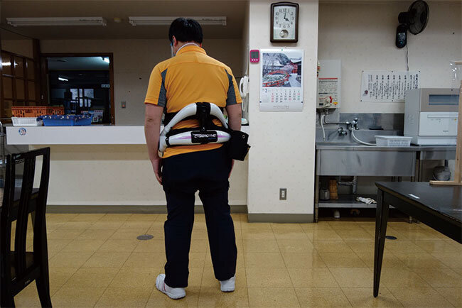 介護ロボットを装着した様子