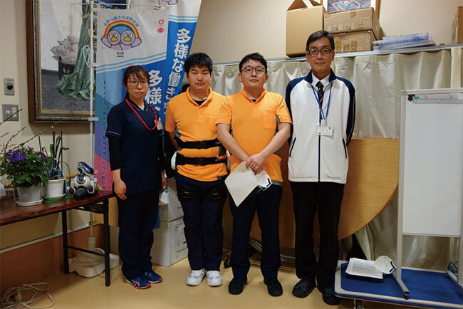 大隝さんの左から介護職員の小宮俊紀さん、栁寿史さん、看護師の今野彩子さん