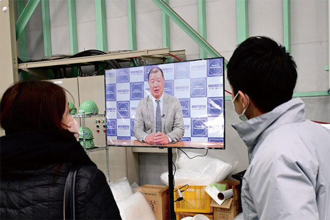 工場内に設置されたデジタルサイネージ