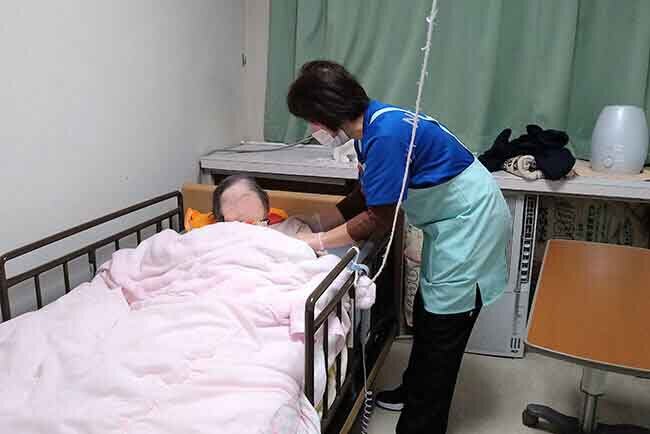 ゴルフ場の社員寮を活用した「時の村　本館」。外国人の介護職員も活躍している