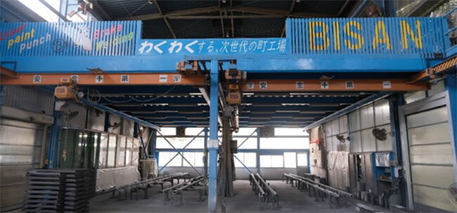 社員らが加工し、工場に設置されたビサンの理念「わくわくする次世代の町工場」
