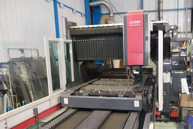 二次元レーザー加工機などの最新設備が整ったビサンの工場