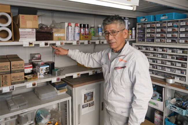 誰でもわかるようきっちりと整理整頓されている部品庫