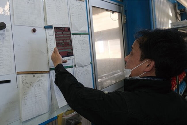 指示書のQRコードを読み込めば、iPadの画面で「加工開始」などの作業状況を入力できる