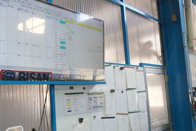 iPadで入力された作業工程がリアルタイムに反映される大型モニター