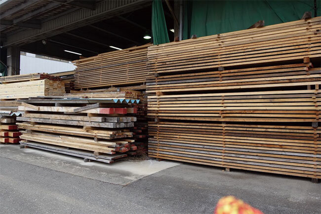 工場の随所に木材が積んである