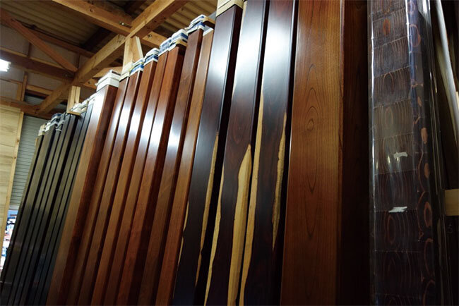 高価な大黒柱や床柱がズラリと並ぶ