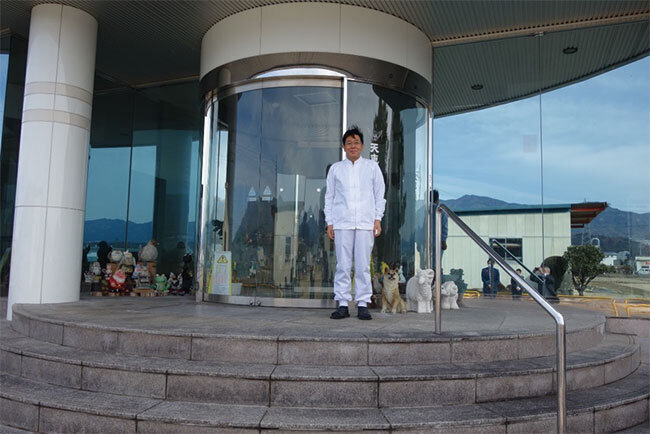 第三工場の入口に立つ片桐社長