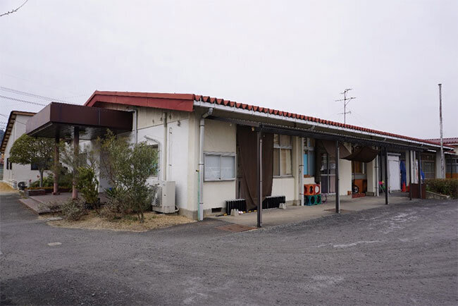 保育所だった建物をリノベーションした禾のお菓子工場の外観