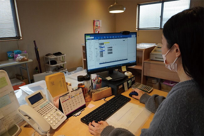 販売管理システムを操作する様子