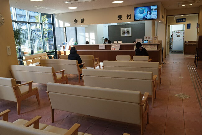 広々とした待合室は、ゆったりした気分にさせてくれる