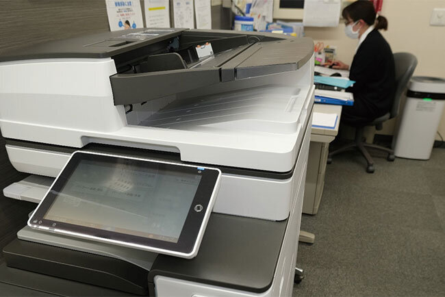 複合機でバーコードを読み込ませることで、特定の患者のフォルダにスキャンデータが格納される