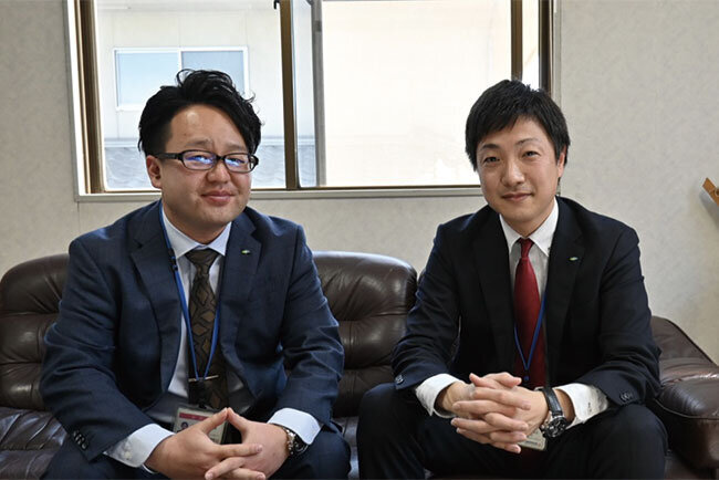 玉島信用金庫 経営企画部の原田雅大主任（左）と難波智之支店長代理（右）