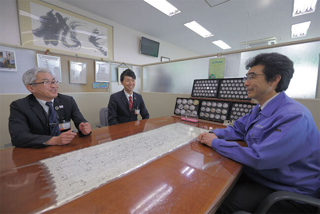 中野社長（右）と導入時を語る埼玉縣信用金庫鶴瀬支店 長田大介支店長（左）と成野友太支店長代理（中）