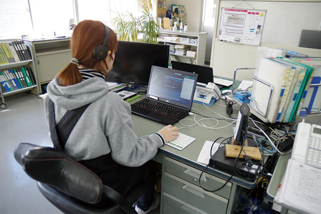 作業分析ソフトを操作するのは現場作業未経験者だ