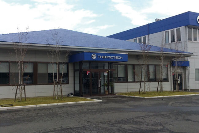 本社工場の外観（イメージカラーは青色だ）