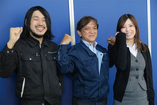 渋谷社長を中心にポーズを取る内田主任（左）と大木さん