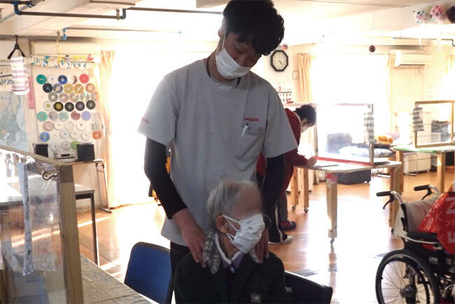 入所者と接する介護職員