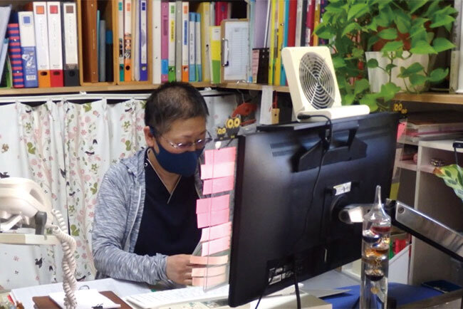 介護給付費の請求作業や通所や訪問のスケジュール管理作業にあたるロングライフの事務室