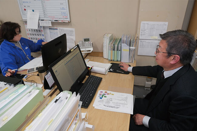 四国たばこ販売協同組合連合会の事務所（右は西山事務局長）