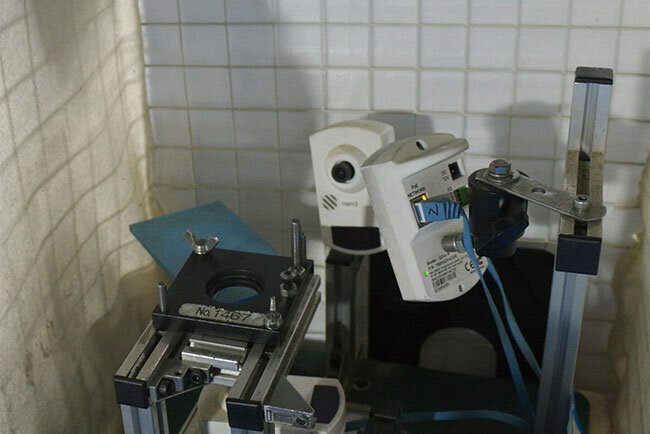 稼働する機械をカメラで常時監視して異常がないかを見守る