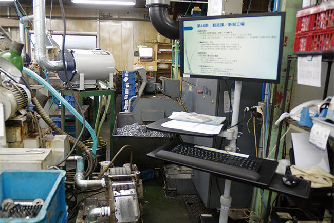 工場内にもパソコンが置かれ様々なデータを閲覧できる