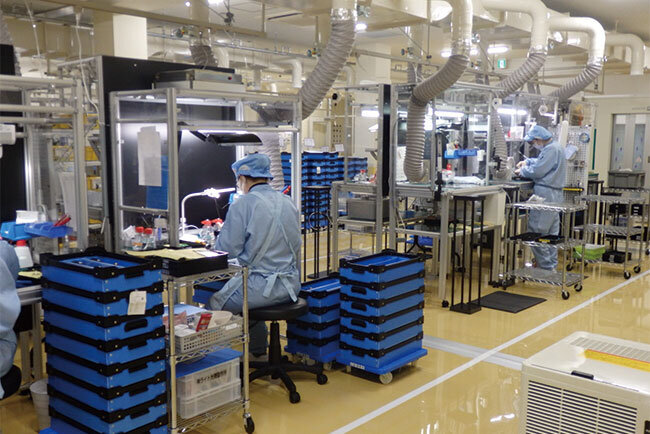 新組み立てラインでライフルスコープ、双眼鏡などを組み立て作業に当たる作業員