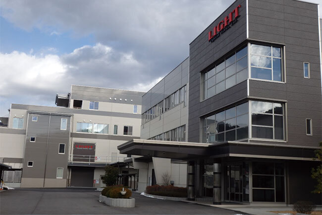 長野県茅野市にあるライト光機製作所の本社屋。奥は2022年10月末に完成した新社屋