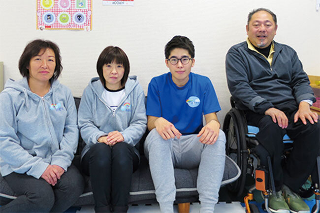 デイサービス施設「あおぞら」で職員らと