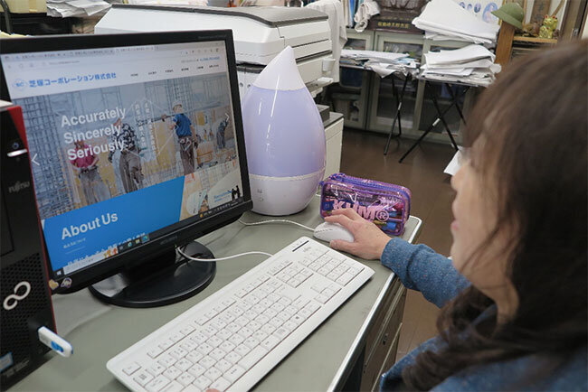 写真豊富で閲覧しやすい新しいホームページをチェックする