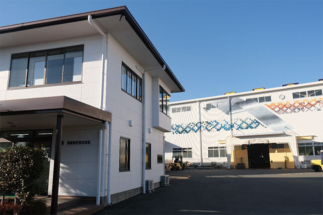 野原商行の本社オフィス（左）と工場（奥）